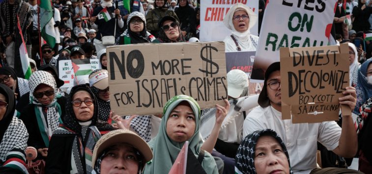  <a href="https://spanish.almanar.com.lb/990321">Miles de indonesios se manifiestan frente a la embajada de EEUU en apoyo a Palestina: Vídeo</a>