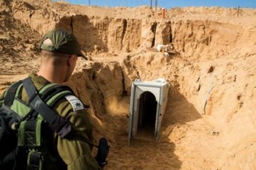 soldado-israeli-delante-entrada-tunel-gaza