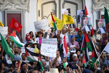 Manifestantes en Túnez con retratos de Haniyeh y banderas de Hezbolá