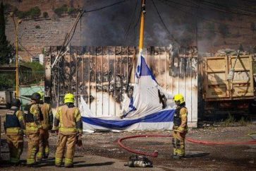 bomberos-incendio-bandera-israeli-rasgada