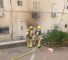 Bomberos israelíes junto a un edificio dañado en Kiryat Shmona