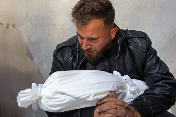 Padre palestino y su hija muerta