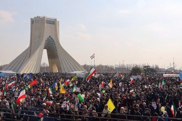 iranies-conmemoran-aniversario-revolucion-plaza-azadi