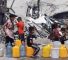 Niños palestinos hacen cola para conseguir agua en Gaza