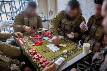 soldados-israelies-jugando-cartas