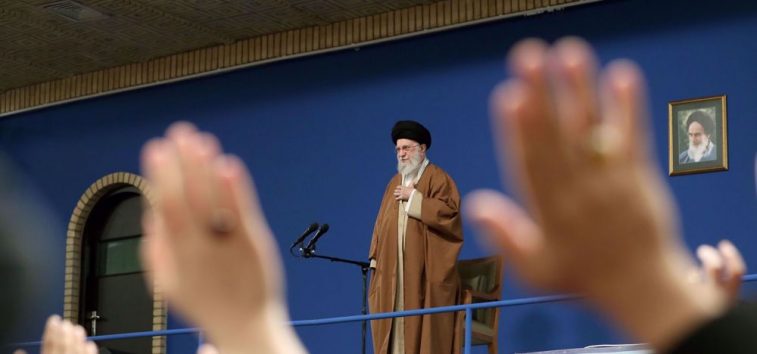  <a href="https://spanish.almanar.com.lb/1175154">Ayatolá Jamenei: Las amenazas de EEUU no conducirán a ninguna parte</a>