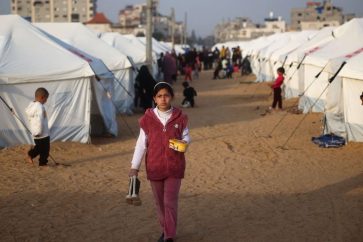 Desplazados palestinos en el centro de Gaza