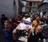 Palestinos llevan el féretro del periodista Ismail Badah
