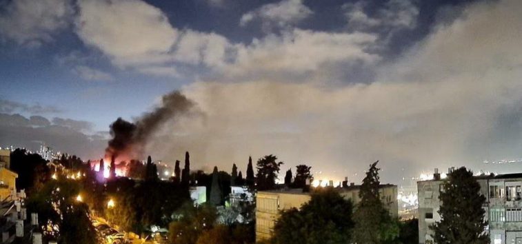  <a href="https://spanish.almanar.com.lb/1227316">Irán ataca Tel Aviv y Haifa con misiles de precisión y advierte a los colonos que permanezcan en los territorios ocupados</a>