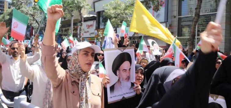  <a href="https://spanish.almanar.com.lb/1231408">Iraníes se manifiestan en todo el país en apoyo a las fuerzas armadas en medio de la agresión israelí</a>