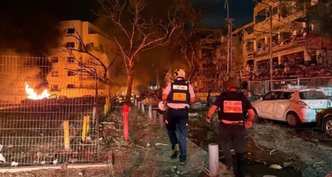  <a href="https://spanish.almanar.com.lb/1227415">Ataque con misiles iraníes toma como objetivo Tel Aviv, sus alrededores y la central eléctrica de Haifa</a>