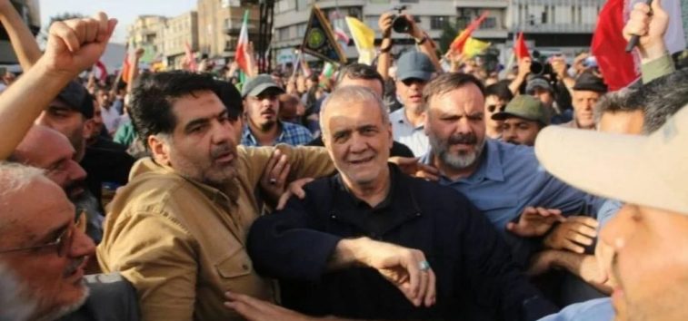  <a href="https://spanish.almanar.com.lb/1233399">Pezeshkian participa en una manifestación en Teherán denunciando los crímenes de EEUU e &#8220;Israel&#8221; contra Irán</a>