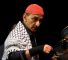 El músico y compositor libanés Ziad Rahbani actúa durante un concierto en la ciudad portuaria de Sidón, en el sur del Líbano, vistiendo la kufiya palestina, el 9 de octubre de 2014 [Archivo: Ali Hashisho/Reuters]