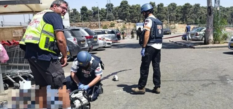  <a href="https://spanish.almanar.com.lb/1243563">Un guardia israelí muere en un ataque con apuñalamiento y disparos en Gush Etzion, al norte de Hebrón</a>