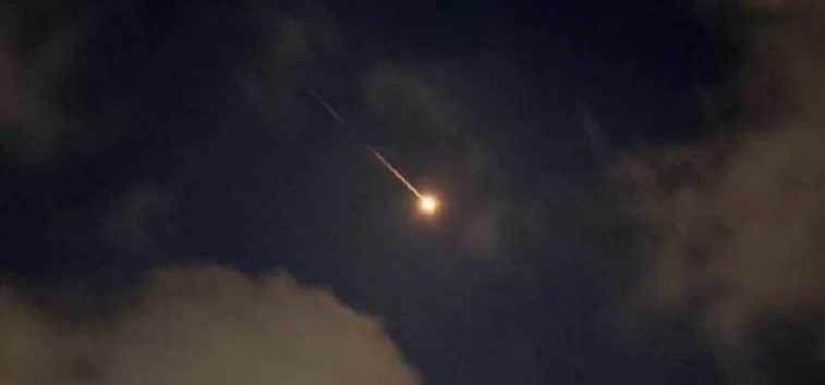  <a href="https://spanish.almanar.com.lb/1238976">Un misil balístico yemení impacta en &#8220;Israel&#8221; y suenan las sirenas en Al Quds y Hashfela</a>