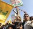 Un yemení sostiene la bandera de Hezbolá