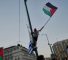 Manifestante griego ondea la bandera palestina ante el Parlamento en Atenas