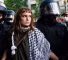 Policías alemanes arrestan a una activista propalestina