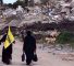 dos-mujeres-bandera-hezbola-ruinas