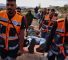 Equipos de rescate palestinos evacúan herido cerca de la prisión de Ofer