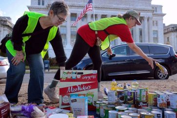 Voluntarios estadounidenses con donaciones de alimentos en Washington DC