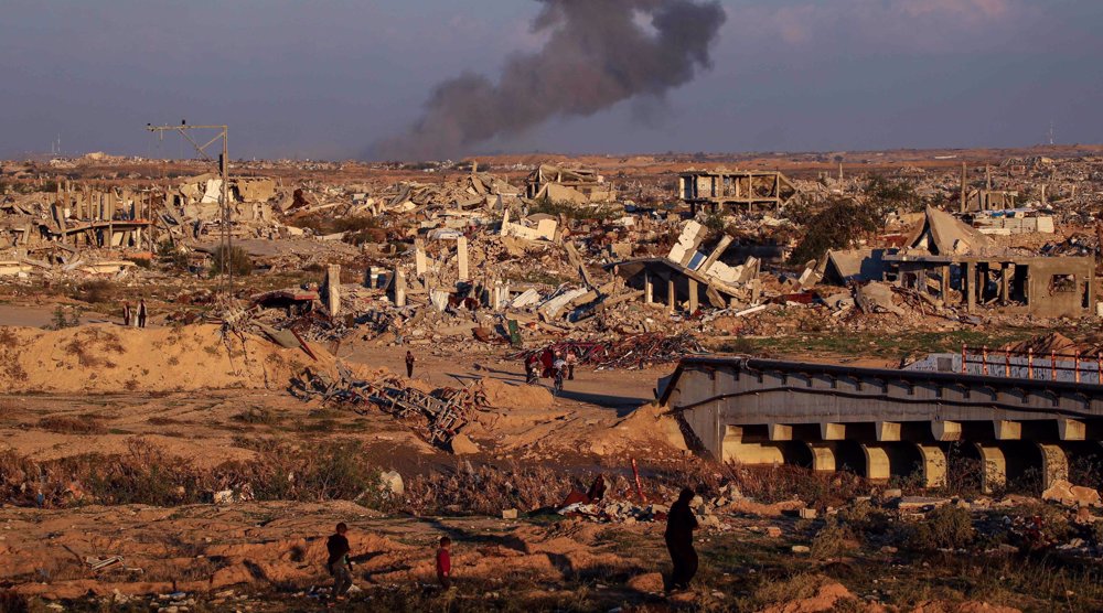 personas-caminan-escombros-gaza