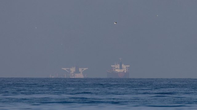 Fars: Dos buques mercantes con bandera estadounidense, que según Washington habían cruzado el estrecho de Ormuz, se encuentran varados en la región sur, frente a la costa de Ormuz